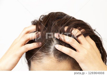 髪の毛を気にするミドル女性 126964808