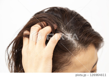 髪の毛を気にするミドル女性 126964811