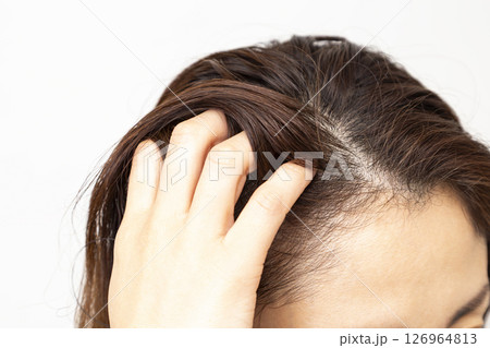 髪の毛を気にするミドル女性 髪の毛を気にするミドル女性 126964813