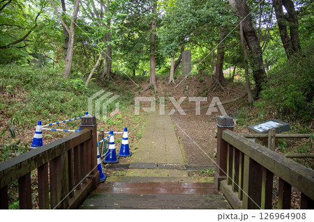 滝山城 本丸跡に残る枡形虎口 滝山城 本丸跡に残る枡形虎口 126964908