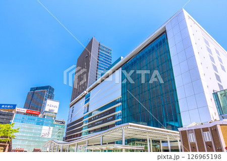 日本の横浜都市景観 横浜駅やJR横浜タワーなどを望む 日本の横浜都市景観 横浜駅やJR横浜タワーなどを望む 126965198