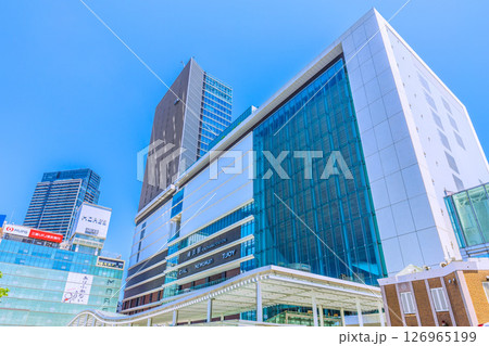 日本の横浜都市景観 横浜駅やJR横浜タワーなどを望む 日本の横浜都市景観 横浜駅やJR横浜タワーなどを望む 126965199