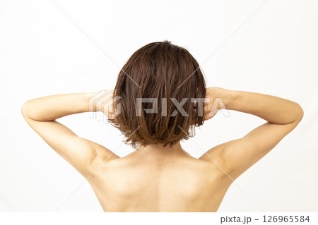 後ろ髪をかきあげる女性 後ろ髪をかきあげる女性 126965584