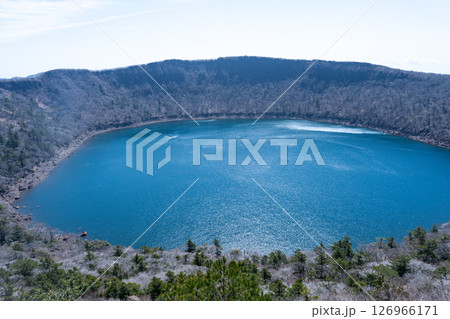 火口跡に水をたたえた高地の湖を山頂から見下ろす風景 火口跡に水をたたえた高地の湖を山頂から見下ろす風景 126966171
