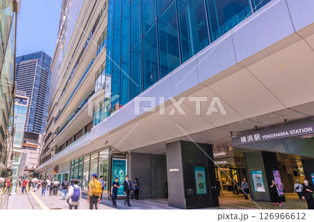日本の横浜都市景観 横浜駅やタワーマンションなどを望む 日本の横浜都市景観 横浜駅やタワーマンションなどを望む 126966612