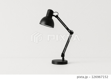 白い背景に置かれたシンプルな黒いデスクライト 126967152