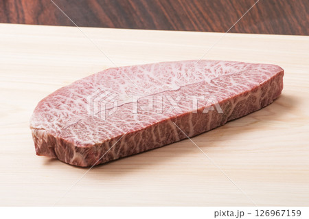 まな板の上の新鮮な生の牛肉 和牛ステーキ ステーキ肉 ミスジ イメージ素材 まな板の上の新鮮な生の牛肉 和牛ステーキ ステーキ肉 ミスジ イメージ素材 126967159