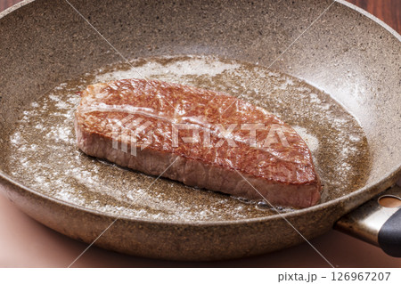 フライパンで焼く牛肉　和牛ステーキ　ステーキ肉　ミスジ　イメージ素材 126967207