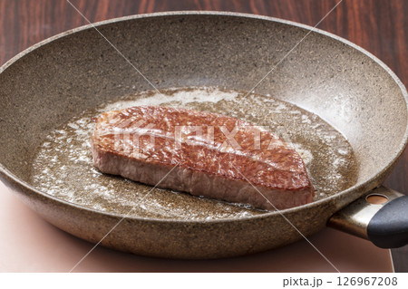 フライパンで焼く牛肉　和牛ステーキ　ステーキ肉　ミスジ　イメージ素材 126967208