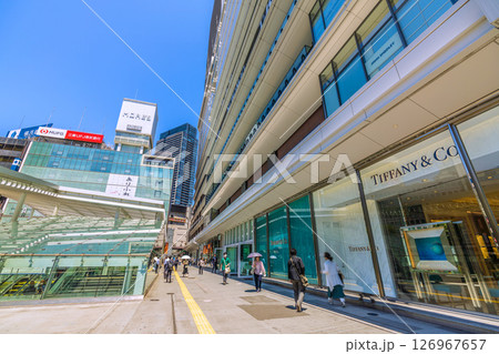 日本の横浜都市景観 横浜駅前やタワーマンションなどを望む 日本の横浜都市景観 横浜駅前やタワーマンションなどを望む 126967657