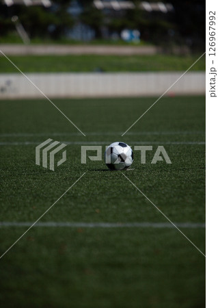 サッカーボールが転がるサッカーグラウンド 126967992