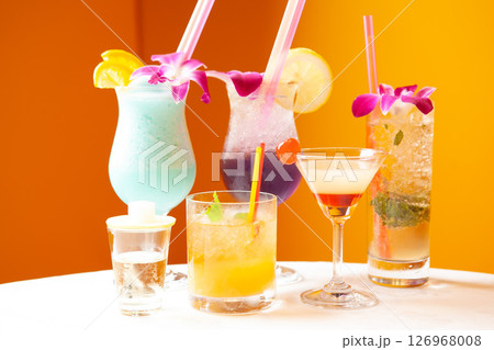 グラスに入ったカクテル グラスに入ったカクテル 126968008