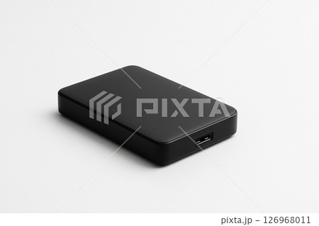 白い背景に置かれたシンプルな黒い外付けHDD 126968011