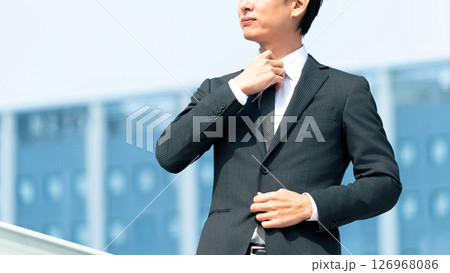 ネクタイを整える男性ビジネスマン 126968086