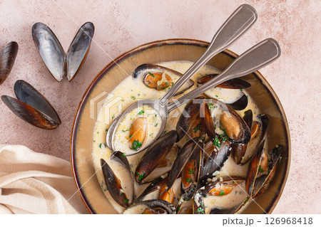 Mussels in creamy garlic sauce, served with fresh herbs and spices, homemade, no people, Mussels in creamy garlic sauce, served with fresh herbs and spices, homemade, no people, 126968418