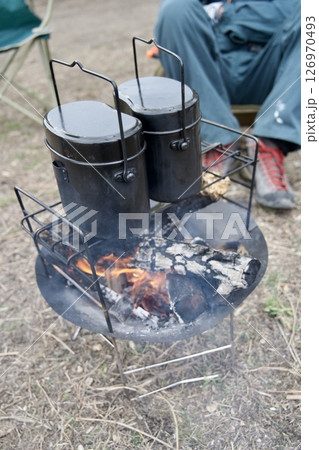キャンプのイメージ(飯盒炊爨) キャンプのイメージ(飯盒炊爨) 126970493