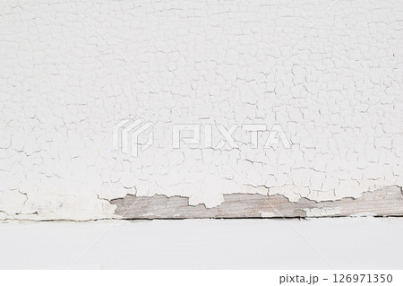 劣化してひび割れた塗装 126971350