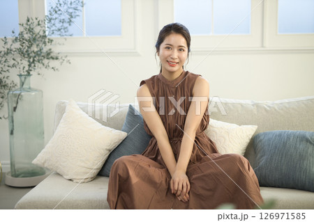 ソファに座る20代女性　ビューティーイメージ 126971585