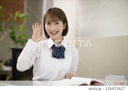 勉強中の制服着た女子高生 勉強中の制服着た女子高生 126971627
