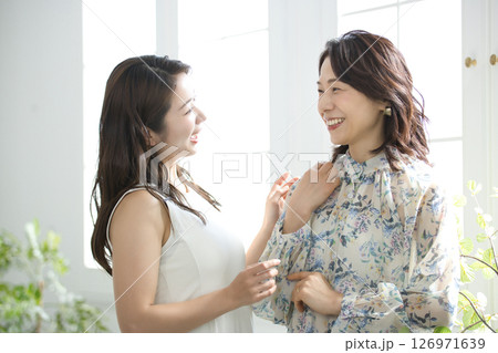 20代女性と50代女性のビューティ　 126971639