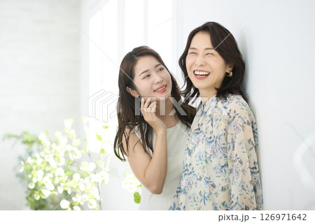 20代女性と50代女性のビューティ　 126971642
