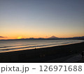 富士山 海 夕焼け 126971688
