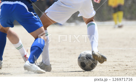 ドリブルするサッカー選手 126971716