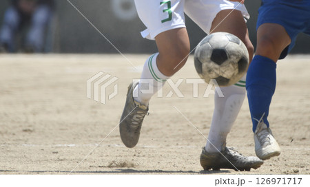 ドリブルするサッカー選手 ドリブルするサッカー選手 126971717