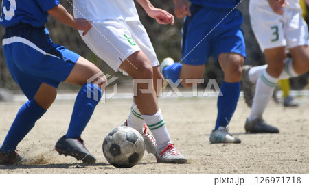 ドリブルするサッカー選手 ドリブルするサッカー選手 126971718