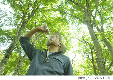森林浴の老人が熱中症対策で水分補給 森林浴の老人が熱中症対策で水分補給 126971880