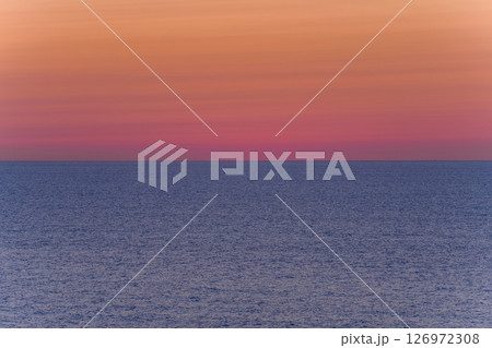 能登半島で見た夕焼けに染まる日本海の情景 能登半島で見た夕焼けに染まる日本海の情景 126972308