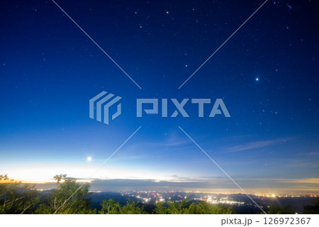 夜明け前の空と流れる雲 夜明け前の空と流れる雲 126972367