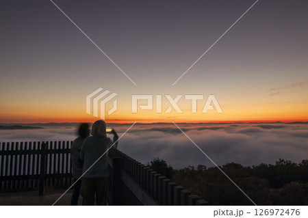 広島県三次市霧の海展望台より 雲海に見とれる観光客 広島県三次市霧の海展望台より 雲海に見とれる観光客 126972476
