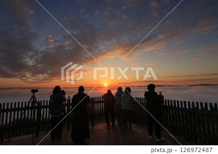広島県三次市霧の海展望台より 雲海からの日の出を見つめつ人々 広島県三次市霧の海展望台より 雲海からの日の出を見つめつ人々 126972487