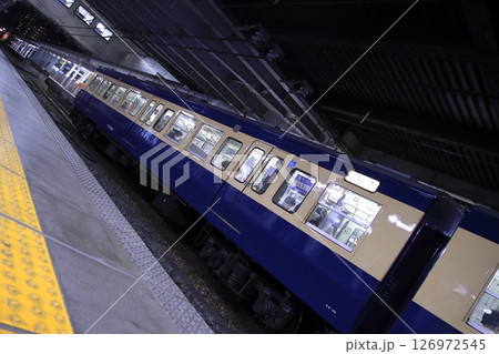 夜の長野駅に停車中のしなの鉄道115系電車(横須賀色)_2025/5/1撮影 126972545