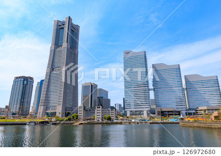 神奈川県 横浜市 汽車道からの都市風景 横浜ランドマークタワーとクイーンズスクエア横浜 神奈川県 横浜市 汽車道からの都市風景 横浜ランドマークタワーとクイーンズスクエア横浜 126972680