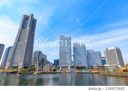 神奈川県　横浜市　汽車道からの都市風景　横浜ランドマークタワーとクイーンズスクエア横浜 126972682