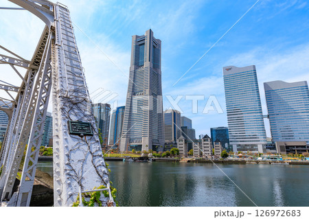 神奈川県　横浜市　汽車道からの都市風景　横浜ランドマークタワーとクイーンズスクエア横浜 126972683