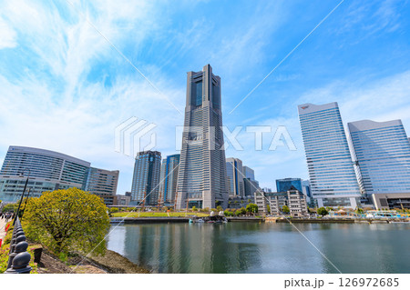 神奈川県　横浜市　汽車道からの都市風景　横浜ランドマークタワーとクイーンズスクエア横浜 126972685