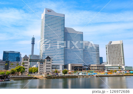 神奈川県　横浜市　汽車道からの都市風景　クイーンズスクエア横浜 126972686