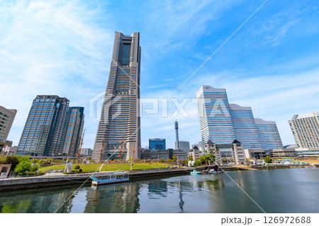 神奈川県 横浜市 汽車道からの都市風景 横浜ランドマークタワーとクイーンズスクエア横浜 神奈川県 横浜市 汽車道からの都市風景 横浜ランドマークタワーとクイーンズスクエア横浜 126972688