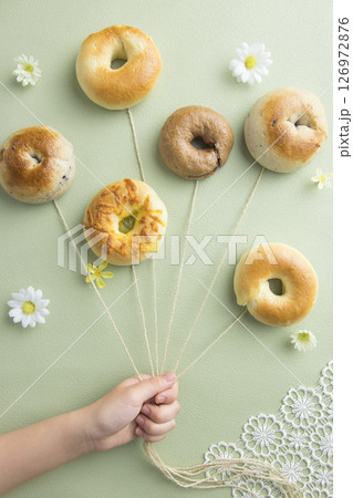 風船に見立てたベーグル 126972876