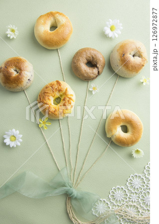 風船に見立てたベーグル 126972877