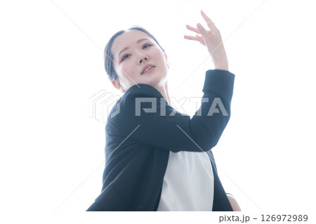 動きのあるダンスのモーションの女性　カッコイイスポーツのイメージ 126972989