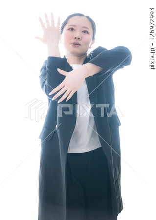 動きのあるダンスのモーションの女性　カッコイイスポーツのイメージ 126972993