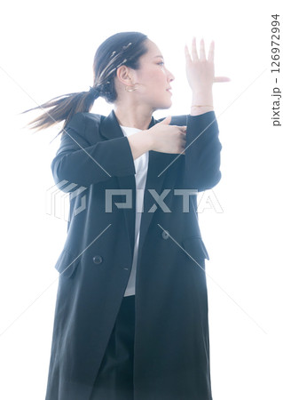 動きのあるダンスのモーションの女性　カッコイイスポーツのイメージ 126972994