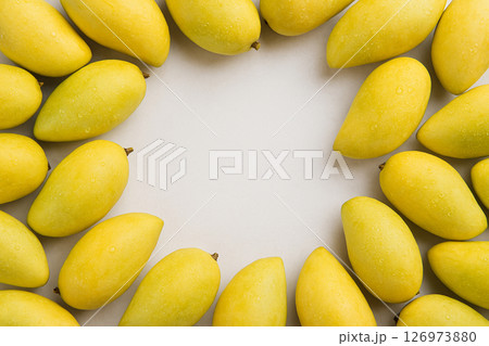 Fresh mango pile with water drops top view 126973880