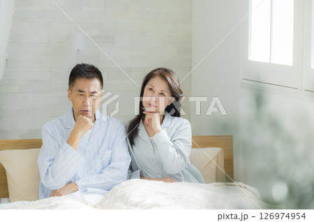 寝室で会話するミドル夫婦 寝室で会話するミドル夫婦 126974954