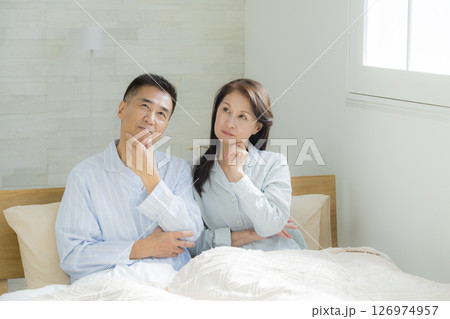 寝室で会話するミドル夫婦 126974957