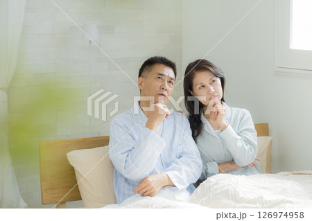 寝室で会話するミドル夫婦 寝室で会話するミドル夫婦 126974958